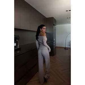 Ensemble de pantalon et veste crème pour femmes - Product Image 1