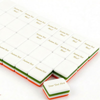 Jeu de Mahjong Américain de Luxe en Acrylique OEM avec Tuiles Gravées, Conception à Quatre Couches, Supports Magnétiques Portables pour Cartes et Plateaux