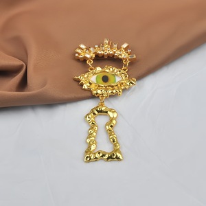 Broche de Luxo Banhado a Ouro com Olho Grego, Strass e Esmalte Verde, em Metal Martelado, com Pingente de Furo de Chave e Alfinete de Lapela - Product Image 1