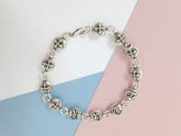 Bracelet rond plat vintage en argent antique avec croix chrétienne gothique rétro