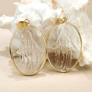 Grosir Kustom Religius Kristal <span class=keywords><strong>Blessed</strong></span> Virgin <span class=keywords><strong>Mother</strong></span> Mary Charm Diukir Jelas Quartz Emas Bezel Kalung Liontin untuk Wanita
