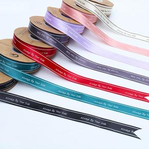 En gros 2.5CM * 50Y Polyester Rouleau <span class=keywords><strong>de</strong></span> Ruban <span class=keywords><strong>de</strong></span> Satin avec <span class=keywords><strong>Toujours</strong></span> à Vos Côtés Impression pour Cadeau Boîte D'emballage <span class=keywords><strong>De</strong></span> Bouquet - Product Image 2