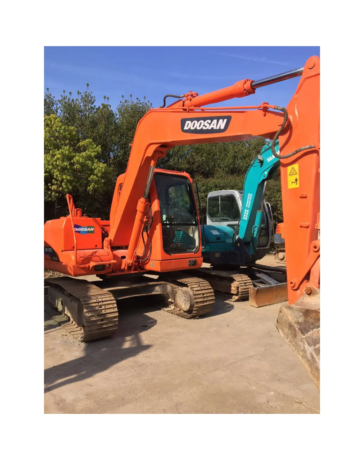 Un gran numero di Doosan 80 ha utilizzato escavatori da 8 tonnellate per la vendita e altri escavatori di marca come Carter 308, Doosan 75, Volvo 80