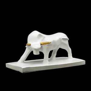 Sculpture de taureau blanc artisanale moderne avec accents dorés sur les cornes, pièce d'art en céramique minimaliste pour la décoration d'étagères de maison ou de bureau de luxe. - Product Image 5