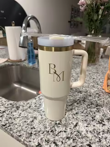 Tumbler da Avventura H2.0 in Acciaio Inox Dorato 40oz con Manico e Placcatura Arcobaleno - Product Image 2