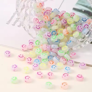 Cuentas de sonrisa Alfabeto acrílico que brilla en la oscuridad Cuentas sonrientes redondas planas para la fabricación de joyas 2 Vendido Sin reseñas aún - Product Image 1
