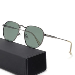 Lunettes de soleil polarisées Kangchen pour femme, monture noire, verres TAC UV400, protection solaire classe 2, idéales pour les voyages et la mode - Product Image 1