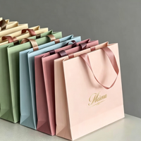Sac d'emballage élégant pour parfum en papier kraft, finition plastifiée sur carte blanche personnalisée, conception robuste et résistante pour exposition