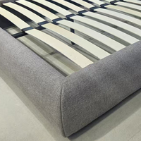 Cadre de lit avec tête de lit arrondie et rembourrée, tissu beige, lit plateforme capitonné