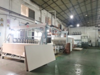 Panneau MDF en mélamine résistant à l'humidité de qualité ENF pour salle de bain 9mm 4 * 8ft panneau MDF pour tables de cantine scolaire panneau MDF en mélamine