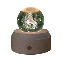 Offre Spéciale Main En Bois Boîte à Musique Avec Crystal Ball Night Light Projecteur Pour chambre Décoration