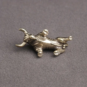 1 pieza de latón Bull Fighting Bull Micro-tallado Animal llavero colgante, llavero creativo colgante para hombres, pequeños adornos - Product Image 4