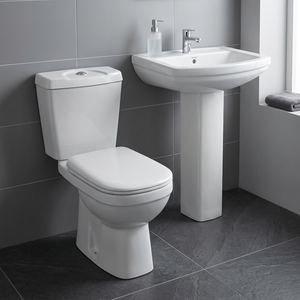 Ensemble de salle de bain en céramique pour le marché africain, comprenant WC deux pièces avec réservoir à double chasse et lavabo sur colonne - Product Image 1