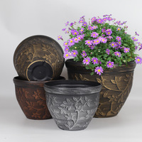 Pot Bunga Plastik Taman Vintage Eropa Desain Relief Berkaki Tinggi Motif Bunga Tahan Lama Gaya Romawi untuk Luar Ruangan dan Rumah