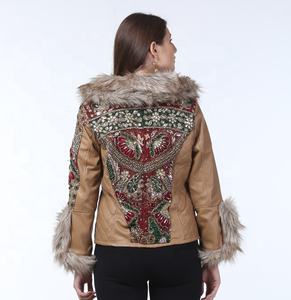 Chaqueta de Cuero Glamorosa con Cierre de Cinturón, Relleno de Algodón y Ribete de Piel de Zorro, Estilo Étnico de Diseñador Único para Mujer, para Fiestas al Aire Libre en Invierno - Product Image 2
