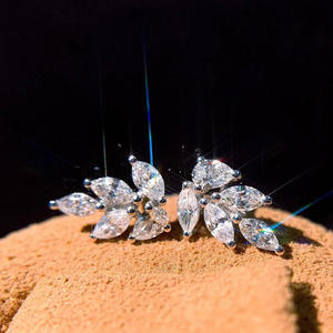 Élégantes boucles d'oreilles clous en or blanc avec zircon taille marquise, motif végétal, bijoux romantiques de mariage pour femme - Product Image 5