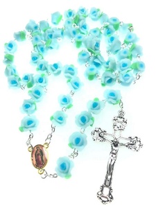Collier Chapelet Religieux en Perles de Terre Cuite Bleue Douce avec Croix de Jésus et Centre Vierge de Guadalupe Doré - Product Image 4