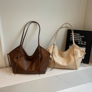 Meilleure Vente en Gros Sacs Fourre-Tout Tendance Personnalisés en PU pour Femme avec Chaînes à Bandoulière Unique - Nouveau Design de Sacs à Main pour Femme - Product Image 4