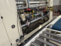 Machine semi-automatique à piquer les boîtes en carton ondulé en deux pièces