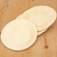 Assiettes jetables en bois, alternative durable à la vaisselle en feuilles de palmier