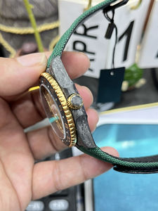 นาฬิกา GMT ดีไซน์เนอร์สำหรับผู้ชายแบบ OEM สั่งทำพิเศษ ตัวเรือนคาร์บอนไฟเบอร์ สายสีเขียว ระบบอัตโนมัติ ประดับด้วยทองคำสุดหรู - Product Image 4