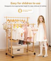 Factory Kids Kleider ständer Bambus mit 2 Hänge stangen und 4 Haken Kid Dress Up Holder auf Rädern, Kleiderbügel für kleine Kinder
