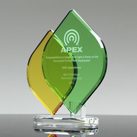 Trophée en cristal trapézoïdal avec accent bleu - Récompense personnalisée pour l'excellence et les étapes importantes des entreprises