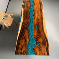 Table à manger moderne sur mesure en bois massif à bord vif avec époxy et rivière (noyer d'Amérique du Sud)