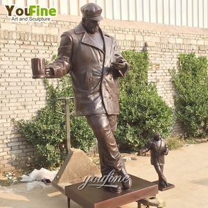 YOUFINE, tamaño real o gran fundición, arte, bar al aire libre, decoración al aire libre, estatua de hombre de pie de bronce con una taza de cerveza a la venta - Product Image 5