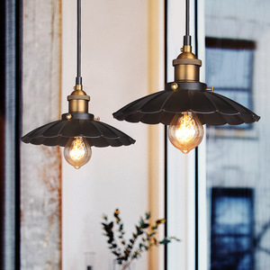 Lustre <span class=keywords><strong>noir</strong></span> de style industriel rétro Restaurant Bar <span class=keywords><strong>suspension</strong></span> en métal lampe à <span class=keywords><strong>suspension</strong></span> d'ambiance - Product Image 1