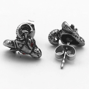 Boucles d'oreilles clous personnalisées pour homme, acier inoxydable 316L, étanches, hypoallergéniques, tête de taureau, cristal, style vintage viking. - Product Image 4