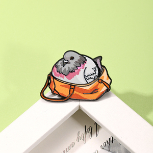 Épinglette en émail personnalisée - Mignon Cockatiel dans un sac fourre-tout orange, épinglette en métal émaillé souple pour les amoureux des oiseaux, cadeau et décoration quotidienne - Product Image 1