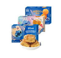 Trois biscuits et snacks chinois populaires salés et sucrés en boîte, aux formes et textures variées, garnis de noix