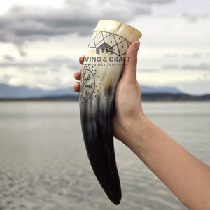 Coupe à boire viking sculptée à la main, style vintage |   Chope à bière en véritable corne de bœuf avec poignée antidérapante côtelée et gravures sur le thème de la mythologie nordique - Product Image 4