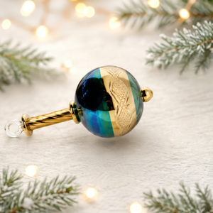 Ornement de Noël en verre fait main avec finition or 24 carats – Ornement décoratif suspendu irisé pour les fêtes - Product Image 1
