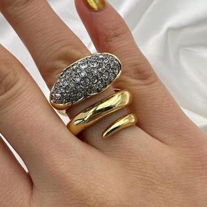Anello Avvolgente Moderno Placcato Oro 18K per Donne, Anello a Fascia Larga Incrociata Bicolore con Cristalli, Gioiello Minimalista alla Moda - Product Image 3