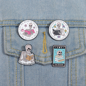 Broches de esmalte al por mayor, nuevos, estilo punk, con diseño de esqueleto que le gusta leer, para chicas con coleta doble, ecuaciones matemáticas, insignias de solapa - Product Image 1