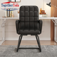 Chaise de bureau empilable bon marché en cuir PU pour salle de réunion avec accoudoir