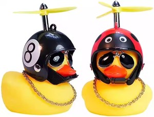 Ornements de voiture mignons : Canard jaune, libellule en <span class=keywords><strong>bambou</strong></span>, cloche, klaxon avec casque pour moto, vélo et décoration automobile - Product Image 2