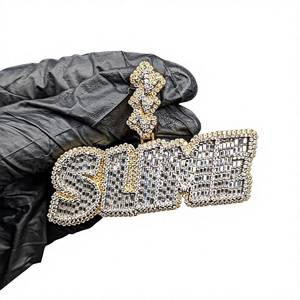 Colgante de Plata 925 con Circonitas Baguette y Baño de Oro, Estilo Hip Hop, con Letra - Product Image 1