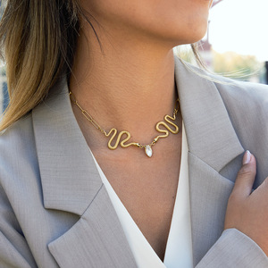 Collar con colgante de serpiente de acero inoxidable en tono dorado con incrustaciones de diamantes de imitación, joyería de animales para mujer, regalo, accesorio de moda - Product Image 3