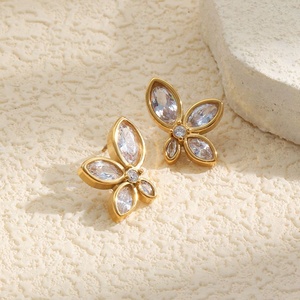 Boucles d'oreilles clous en acier inoxydable plaqué or 18 carats, motif floral, bijoux élégants et luxueux, cadeau unisexe, design géométrique durable - Product Image 1
