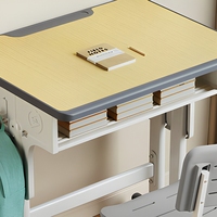Ensemble bureau et chaise en bois réglables avec bordure grise, pieds larges en métal et étagère de rangement ouverte pour une utilisation en classe