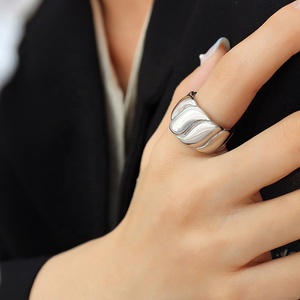 Bague large torsadée en acier inoxydable plaqué or 18 carats pour femme, bijoux fantaisie personnalisés en gros - Product Image 2