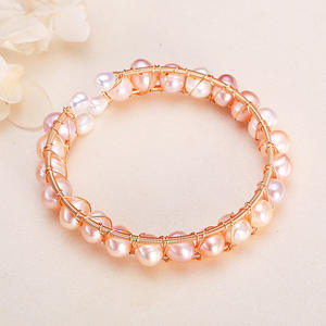 สร้อยข้อมือไข่มุกน้ำจืดแท้ ชุบทองแดงและทองคำ งานแฮนด์เมดสไตล์เรโทรจากจูจี้ ดีไซน์พันรอบเต็มวง ด้วยไข่มุกแท้ - Product Image 3