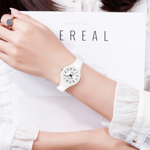 นาฬิกาควอตซ์ SKMEI 2635 น้ำหนักเบาสำหรับผู้หญิง กันน้ำ 50 เมตร ไฟพื้นหลัง EL สาย TPU นาฬิกาข้อมือสำหรับนักเรียน รองรับ OEM ODM โลโก้แบบกำหนดเอง - Product Image 6