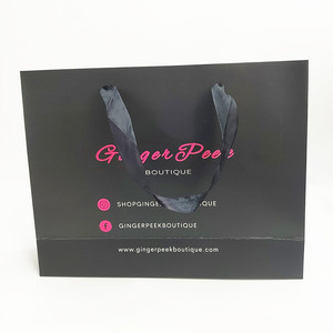 Bolsa de regalo de papel negro de lujo al por mayor, bolsa de papel con asas de satén y logotipo de marca impreso personalizado para empaque de tiendas de moda - Product Image 4