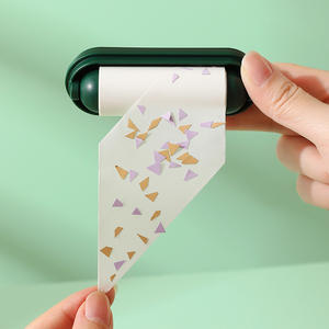 Mini Rodillo Quitapelusas con Rollo de Papel Desprendible, Removedor de Pelo Portátil para Ropa, Limpiador Doméstico de Plástico con Núcleos Reemplazables Aleatoriamente - Product Image 1