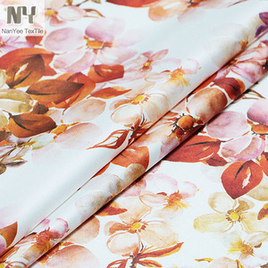 Nanyee Textile, spécialiste du tissu <span class=keywords><strong>satiné</strong></span> élastique en polyester à motifs de feuilles rouges par transfert thermique - Product Image 6