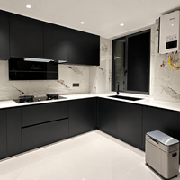 Lemari Dapur Hitam Modern Bentuk L Custom dengan Finishing Matte dan Backsplash Marmer untuk Proyek Interior Apartemen